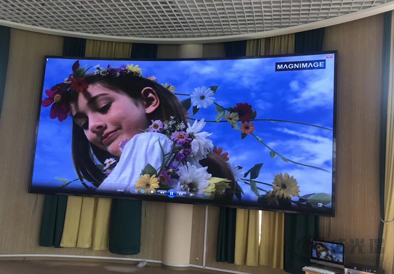 焦作武漢蔡甸某幼兒園高清內(nèi)弧LED顯示屏